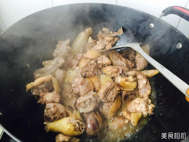 把鸡炒至金黄，水份炒没