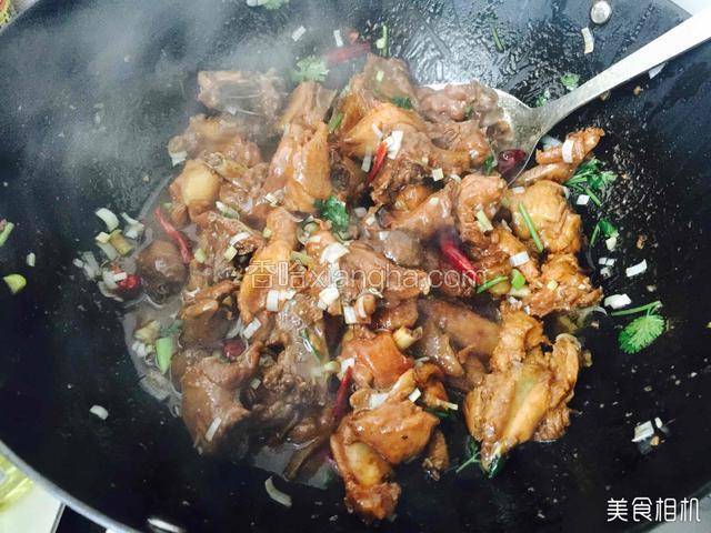 汤靠剩很少的时候，鸡肉已经酥烂软嫩，鸡皮上的胶原蛋白全都靠出来了，油油亮亮，特别香，再配上一碗大米饭，那真是太幸福了
