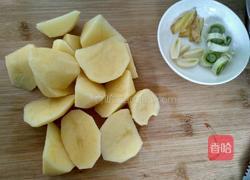 红腐乳焖土豆鸡翅中的做法图解7