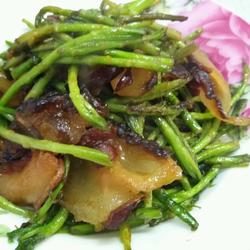 野藜蒿炒乡里腊肉的做法[图]