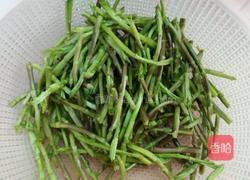 野藜蒿炒乡里腊肉的做法图解2