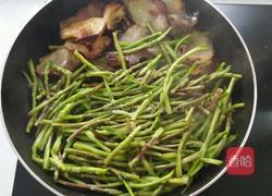 野藜蒿炒乡里腊肉的做法图解9