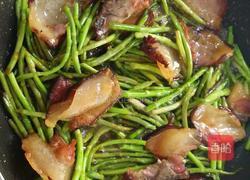 野藜蒿炒乡里腊肉的做法图解10
