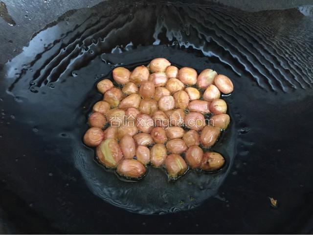 锅中放油下花生米炒熟。