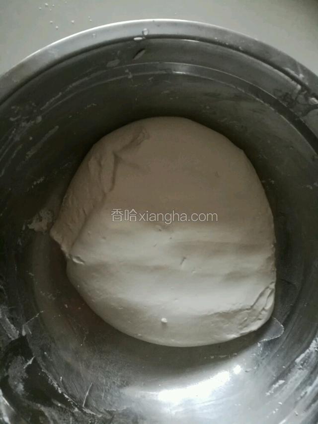 将糯米团再揉一揉。