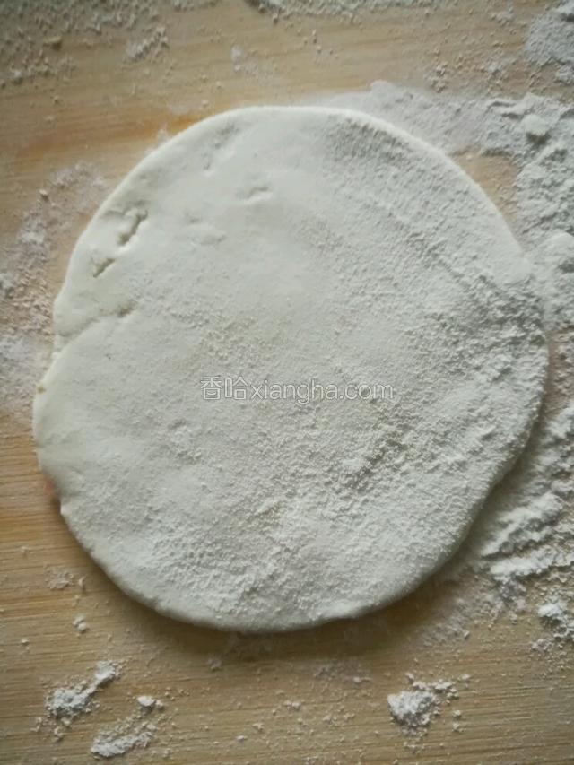 将糯米团搓成长条，掰一节先搓成圆球，打扁，撒一点点干米粉，用擀面杖稍微擀大。