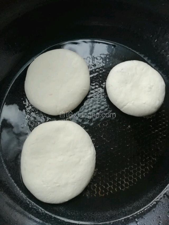 平底锅放少许油，小火煎饼。