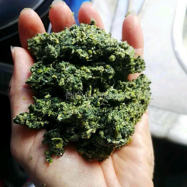 提前准备好新鲜的艾草叶，切成小段，用料理机打碎