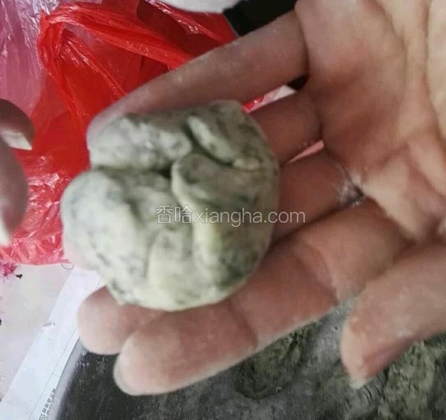 按照做包子的方法收口，把口按压紧