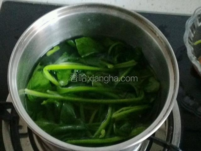 菠菜不用切，整根儿中火焯水三分钟；