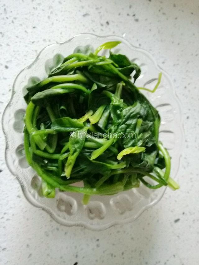 菠菜和胡萝卜焯水控水捞出备用；