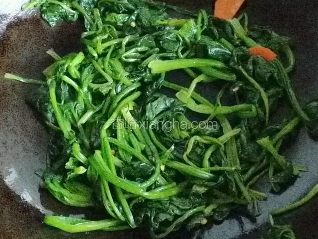 下入焯水后的菠菜，加入适量盐；中火煸炒两分钟；