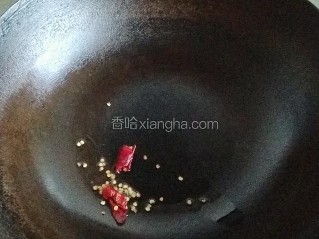 热油下锅煸炒红辣椒一分钟变色即可；