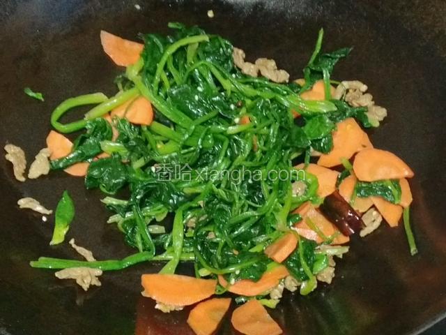 加入胡萝卜大火煸炒一分钟关火即食；