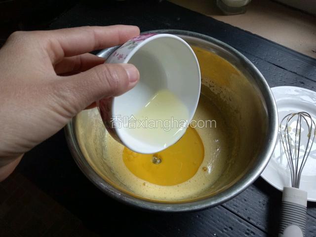 倒入菜籽油，用手动打蛋器顺时针三四圈，逆时针三四圈搅拌至乳化。