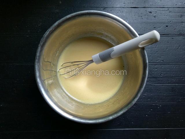 乳化好的蛋液上面漂浮着很细腻的泛白小小的泡泡。