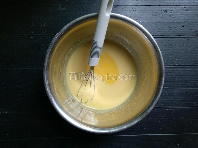 轻轻划开，可以看到下面是蛋黄的颜色，上面的泡泡过段时间会慢慢合拢。