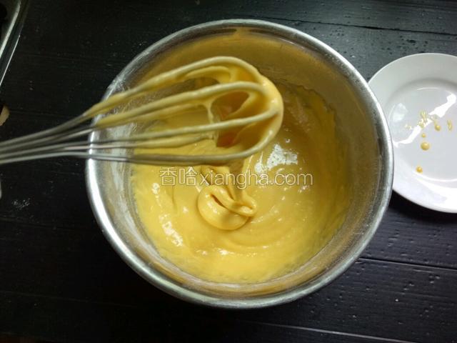 搅拌好的蛋糊，提起打蛋器糊会断断续续落下。