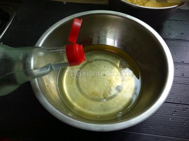 蛋白滴入几滴白醋，用电动打蛋器打发。