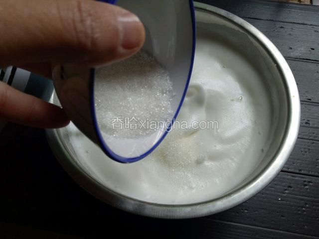 打到起明显纹路时加入剩下的白糖，继续打至硬性发泡。