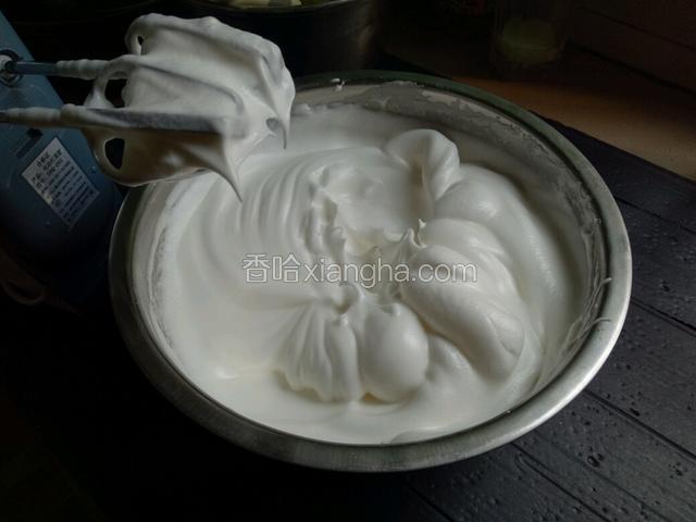 提起打蛋器，打蛋头可以看到直立的小尖角即可。