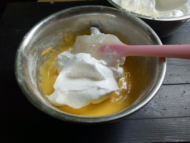 用橡皮刮刀将1/3的蛋白刮到蛋糊中，快速翻拌均匀。