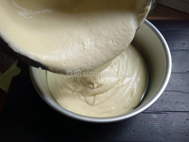 将蛋糊倒进模具。