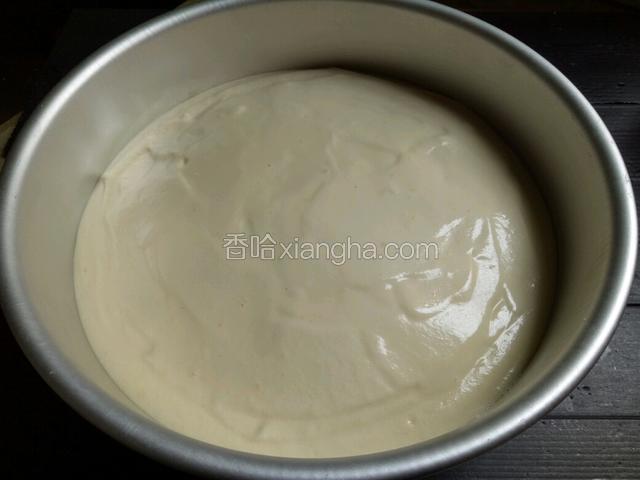 用抹刀抹平，端起来轻轻震几下桌面，震去气泡。