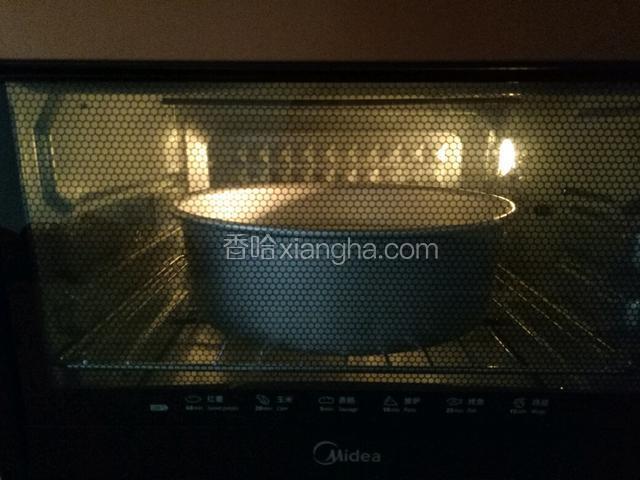 放进烤箱的中下层，上下管130度烤65分钟。