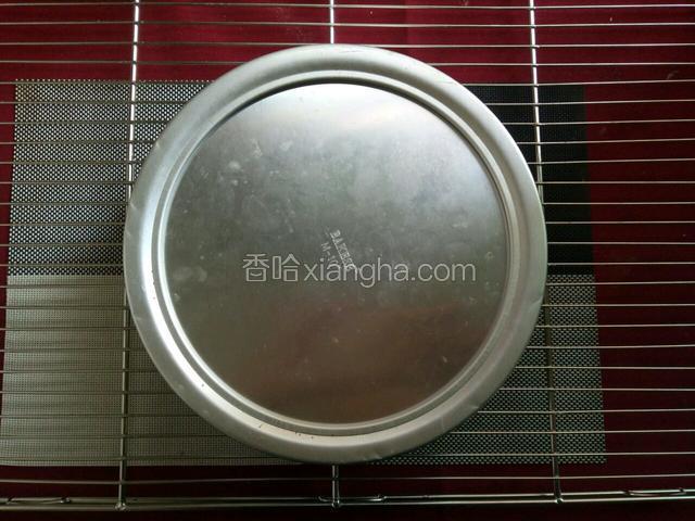 倒扣在晾网上晾凉脱模。