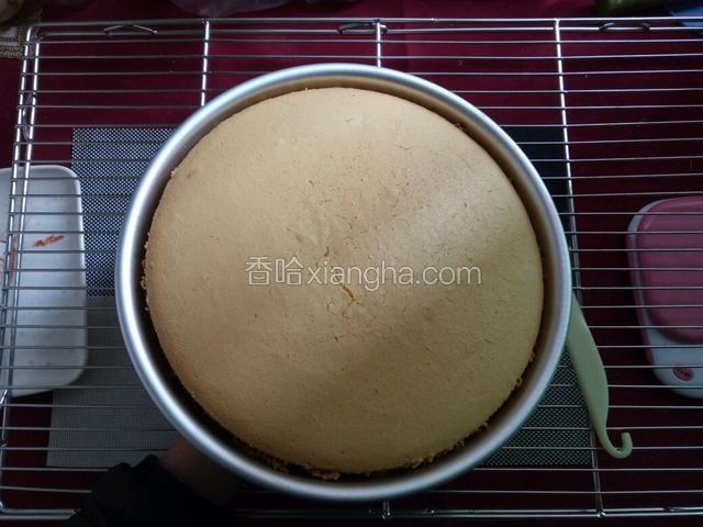 再用手轻轻从底部托起即可。