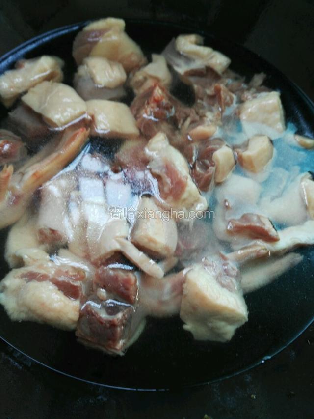 将鸭肉洗干净，入锅焯水。