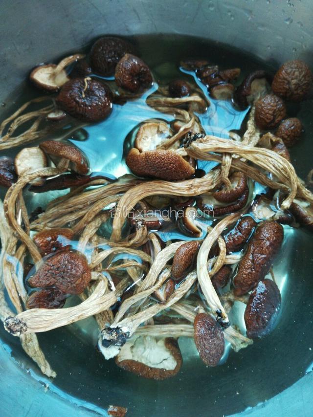 将干茶树菇放入水里浸泡。