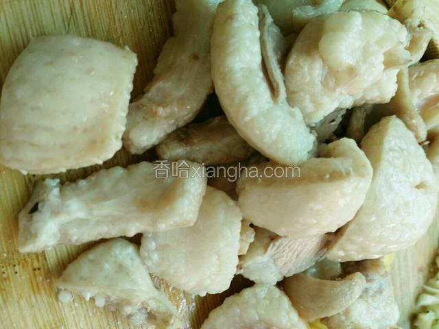 焯好水的鸭肉捞出，再次洗干净。
将鸦肉皮分开。