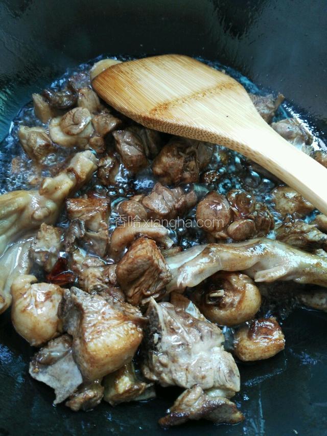 锅里倒入茶油烧热，放入鸭肉翻炒，倒入适量料酒。放入生姜蒜末、八角爆香，倒入生抽和老抽，炒匀。