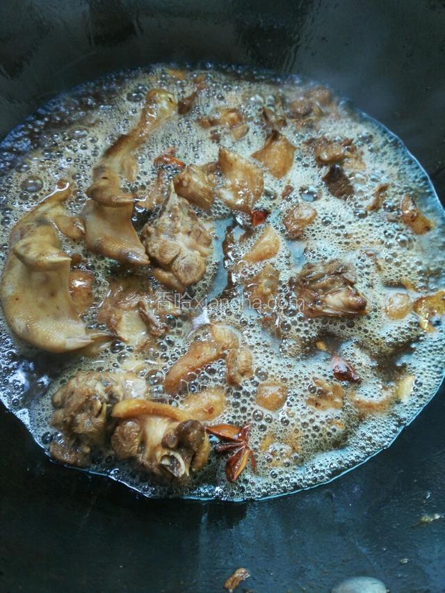 倒入半听啤酒。