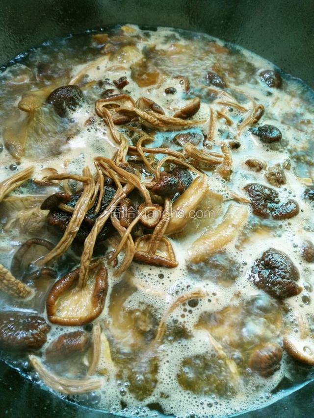 煮沸后放入茶树菇，放入干辣椒 ，中小火焖煮。