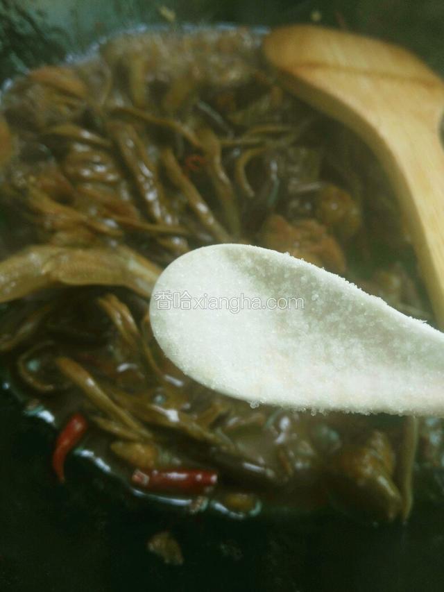 待汤汁浓稠时，放入适量盐，鸡精，调味。
