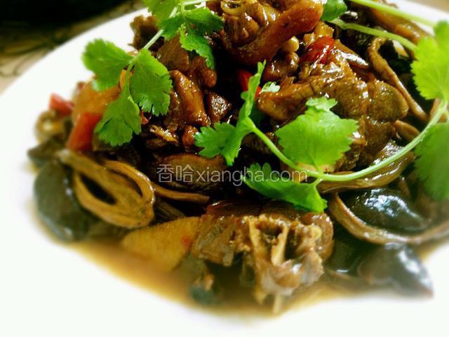 放入香菜出锅。