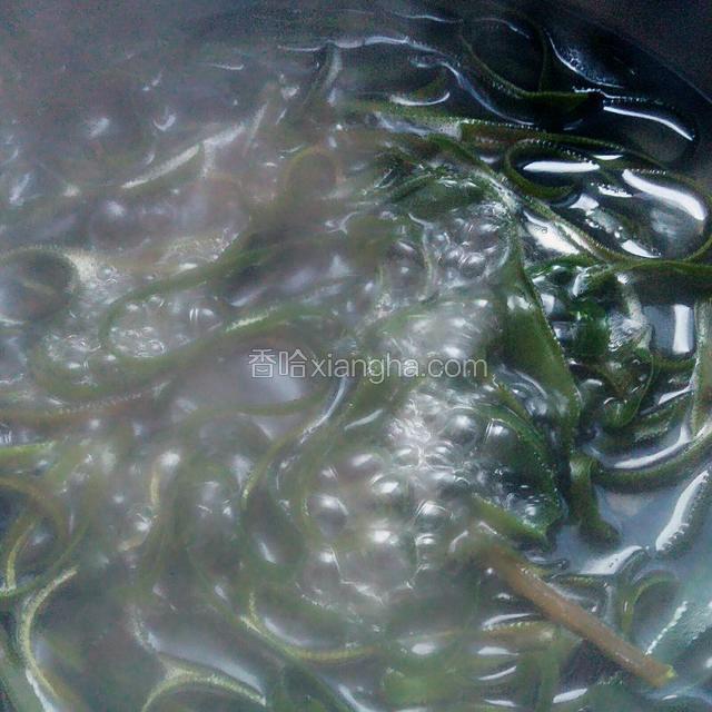 海带丝放入沸水中煮几分钟，捞出控净水
