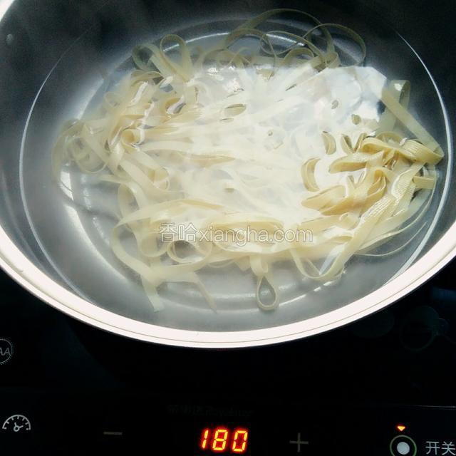 切成丝的豆皮在沸水中焯一下