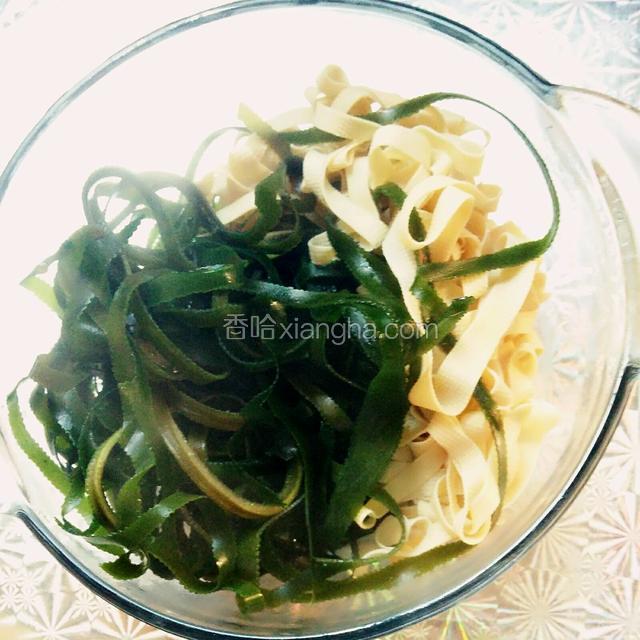 焯过水的海带丝和豆皮丝一起放入大碗中