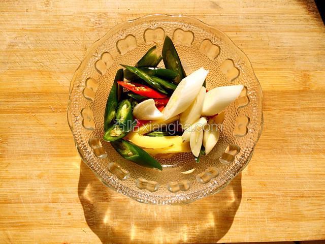 青、红椒和葱姜蒜切丝或片待用