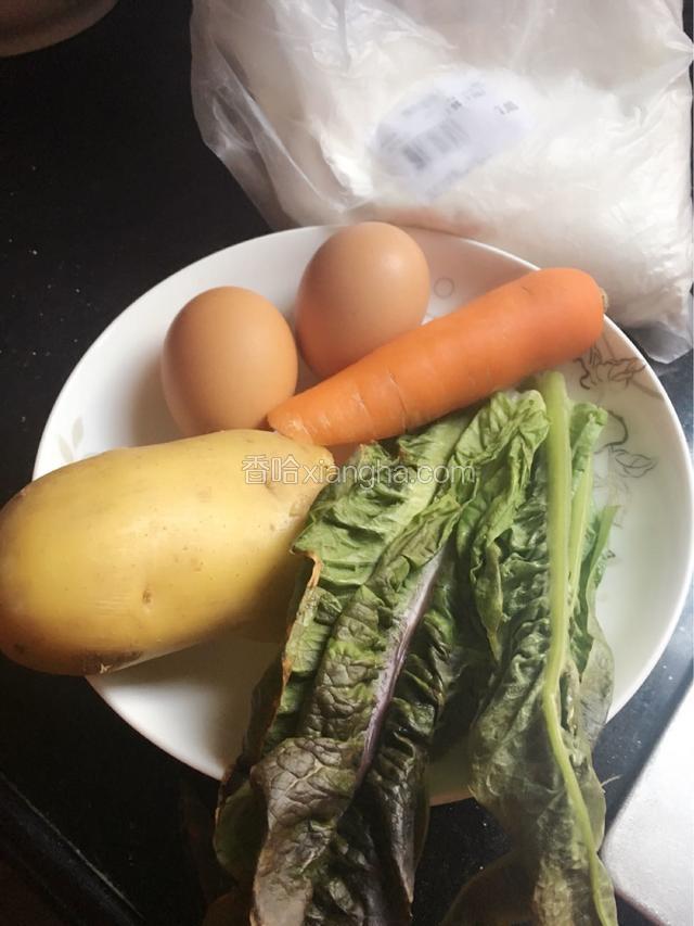 准备食材：鸡蛋，胡萝卜，莴苣叶，土豆等