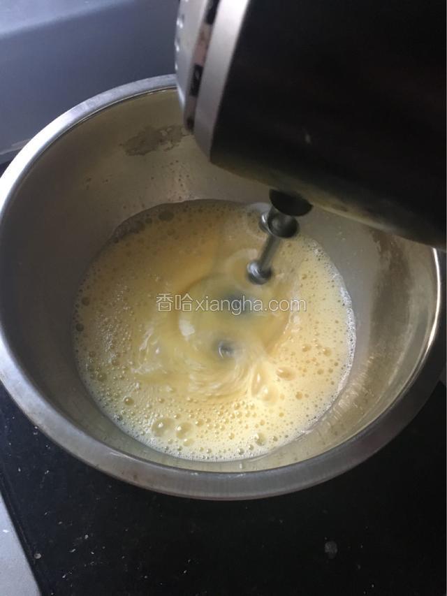 打蛋器把鸡蛋调匀待用！