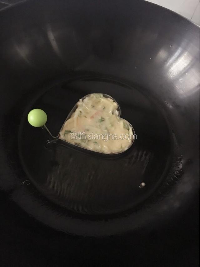 倒入油烧热，放入爱心模具倒入搅拌好的土豆糊！