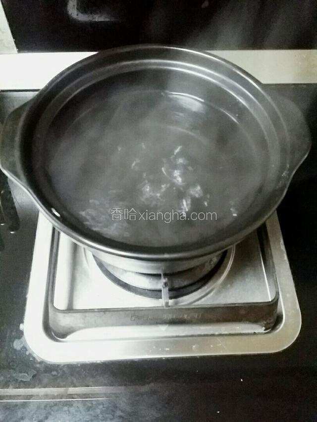 锅中放入适量的凉水，烧开