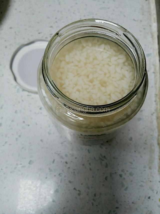 倒入适量的酒酿，依个人口味，喜欢口味重的，可以多加点酒酿