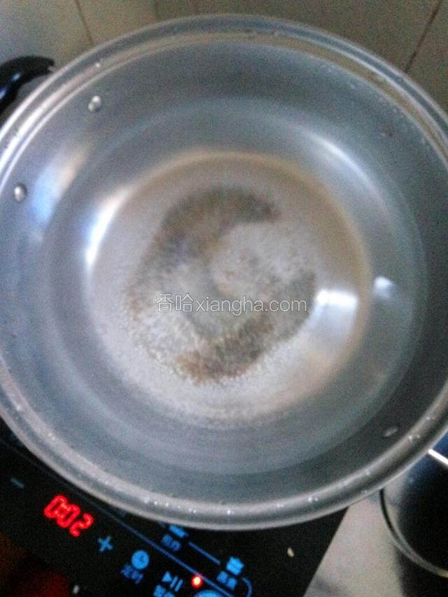 先把水煮沸腾
