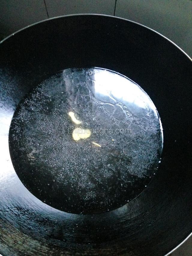 放入姜片后加入水，把水煮沸腾